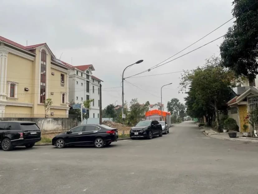 Bán đất biệt thự lô góc dãy OBT9 mặt đường nguyễn đình chiểu thuộc KĐT đại hoàng long. Diện tích 256.5m mặt tiền 15m hướng đông nam & tây nam. Cạnh 2 vườn hoa. Phường võ cường tỉnh bắc ninh