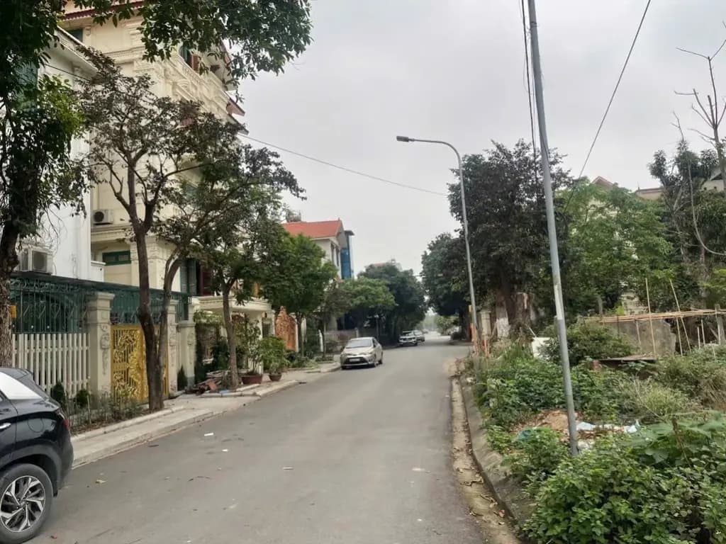 Main-Bán đất biệt thự lô góc dãy OBT9 mặt đường nguyễn đình chiểu thuộc KĐT đại hoàng long. Diện tích 256.5m mặt tiền 15m hướng đông nam & tây nam. Cạnh 2 vườn hoa. Phường võ cường tỉnh bắc ninh-2