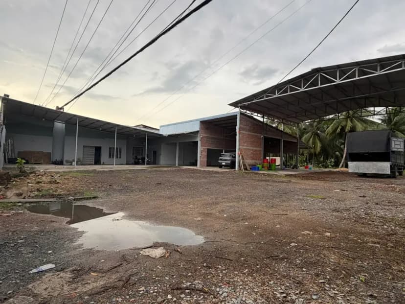 Cho thuê Kho, nhà xưởng 2200m2 giá 35 triệu mặt tiền đường xe container tại Châu Thành Bến Tre
