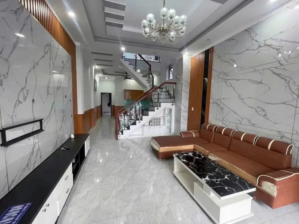 Main-Cho thuê 1 trệt 1 lầu 4 phòng ngủ, 4 máy lạnh, tủ bàn, bếp, sân xe hơi, dtsd200m²-0
