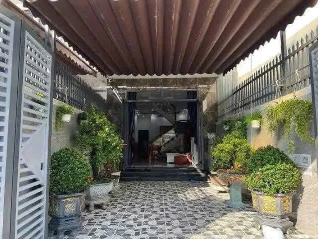 Main-Cho thuê 1 trệt 1 lầu 4 phòng ngủ, 4 máy lạnh, tủ bàn, bếp, sân xe hơi, dtsd200m²-1