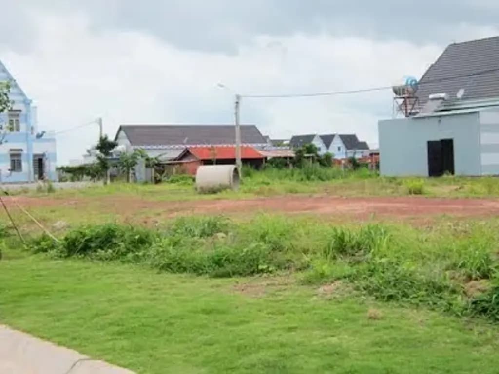 Main-KẸT TIỀN BÁN GẤP 10X50m=500M2, NGAY MT NHỰA SÁT CHỢ, KCN DÂN ĐÔNG GIÁ 680TR/NỀN-0