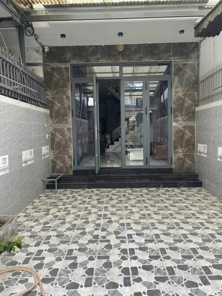 Main-Cho thuê 1 trệt 1 lầu 4 phòng ngủ, 4 máy lạnh, tủ bàn, bếp, sân xe hơi, dtsd200m²-2