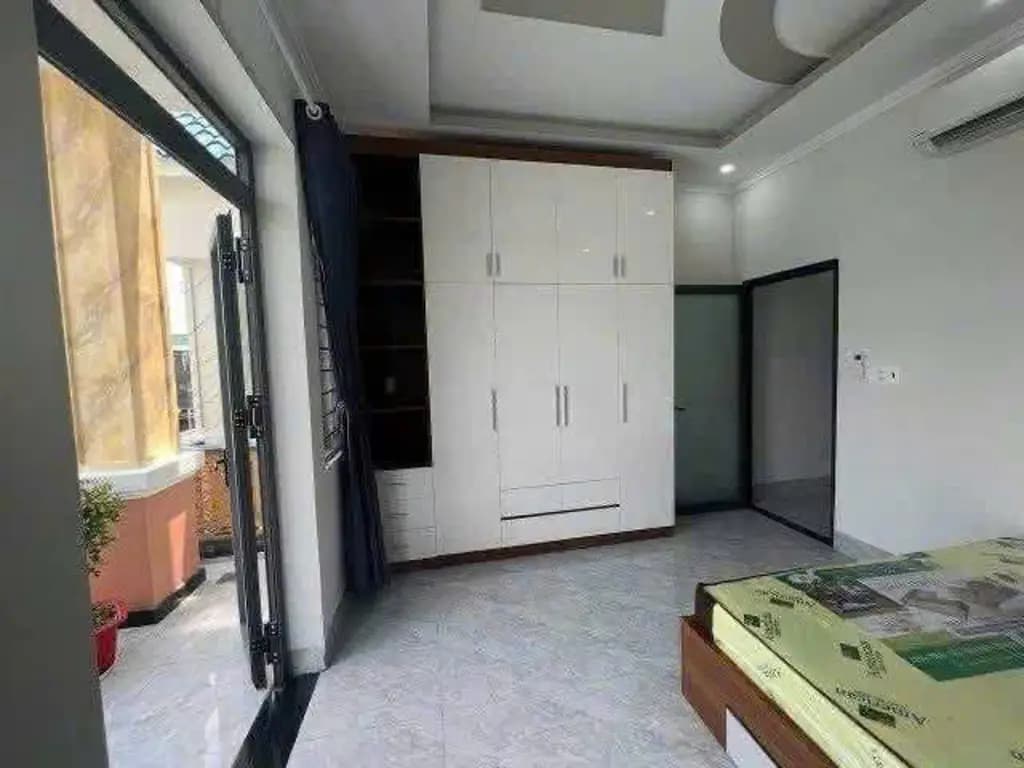 Main-Cho thuê 1 trệt 1 lầu 4 phòng ngủ, 4 máy lạnh, tủ bàn, bếp, sân xe hơi, dtsd200m²-4