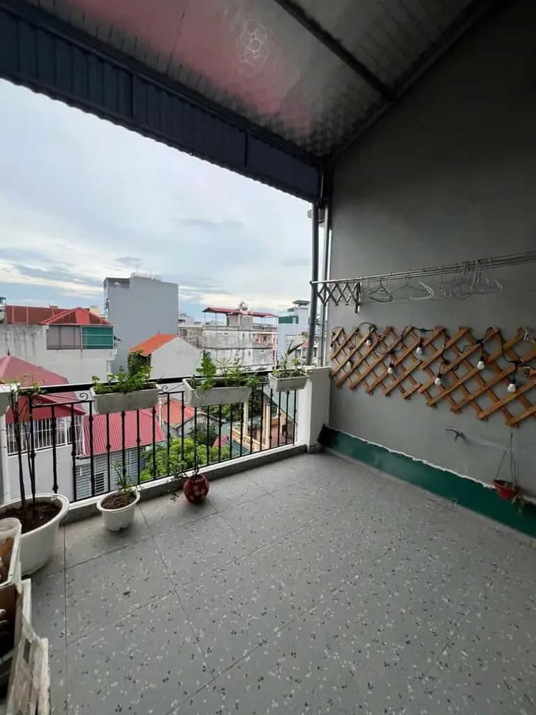 Bán nhà xây mới 5 tầng, ngay chợ, tiện ích trường học và khu đô thị