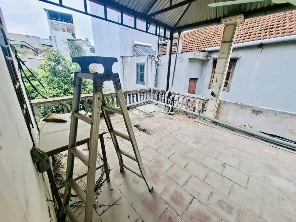Main-YÊN HÒA – CẦU GIẤY – NHÀ 3 TẦNG × 40M² – SÂN RIÊNG CỰC RỘNG 100M² – 2PN – FULL ĐỒ CƠ BẢN – GIÁ 15 TRIỆU/THÁNG-4