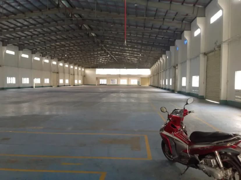 Nhà xưởng cho thuê mặt đường quốc lộ quận 12 dt: 2700m giá 200 triêu/tháng lh; 0908561228