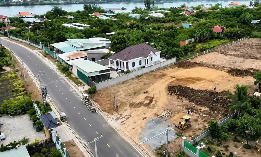 Main-2 LÔ ĐẤT 214M2 (8,6X25) LIỀN KỀ NGAY MẶT TIỀN HƯƠNG LỘ 15 CHỈ 1 TỶ 300 TRIỆU CÒN THƯƠNG LƯỢNG MẠNH, SHR FULL THỔ-1