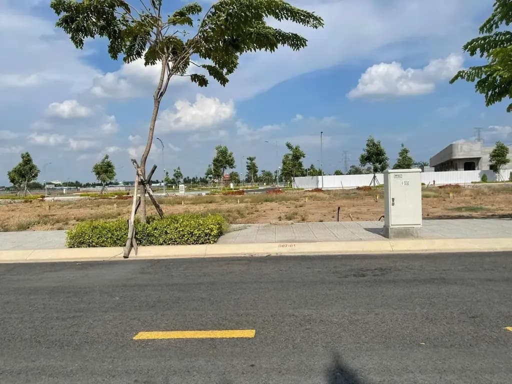 Main-Chỉ 1,2 tỷ sở hữu 100m2 đất sổ sẵn phố kinh doanh cạnh Ga Metro, cách Sân Bay QT Long Thành chỉ 5km-0
