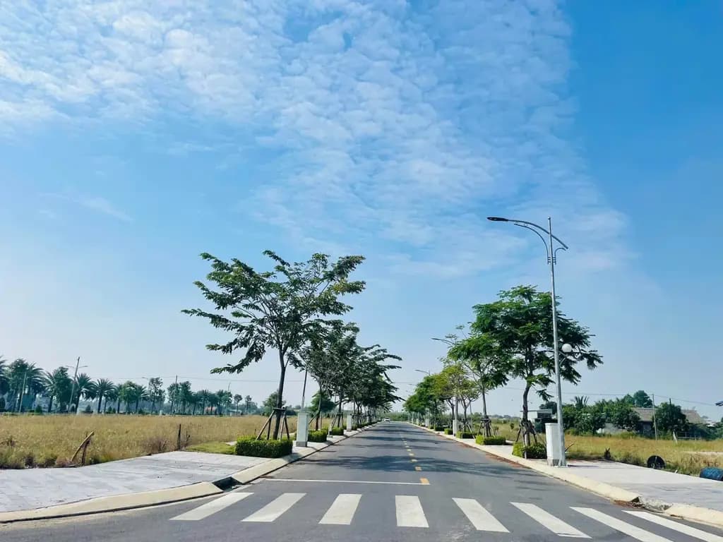Main-Chỉ 1,2 tỷ sở hữu 100m2 đất sổ sẵn phố kinh doanh cạnh Ga Metro, cách Sân Bay QT Long Thành chỉ 5km-5