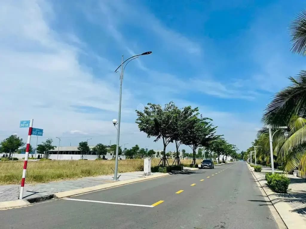 Main-Chỉ 1,2 tỷ sở hữu 100m2 đất sổ sẵn phố kinh doanh cạnh Ga Metro, cách Sân Bay QT Long Thành chỉ 5km-6