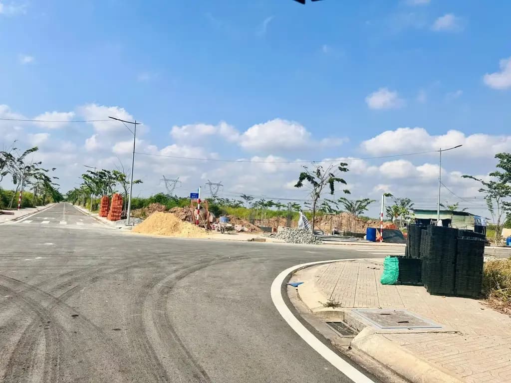 Main-Chỉ 1,2 tỷ sở hữu 100m2 đất sổ sẵn phố kinh doanh cạnh Ga Metro, cách Sân Bay QT Long Thành chỉ 5km-2