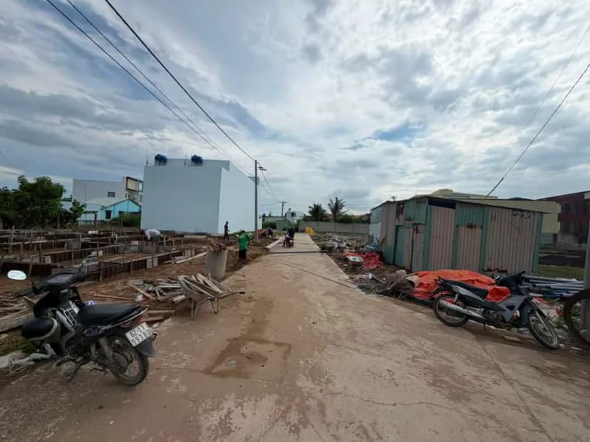 Chú Tám có thằng con trai mắc nợ cần bán gấp miếng đất ở KCN Cầu Tràm