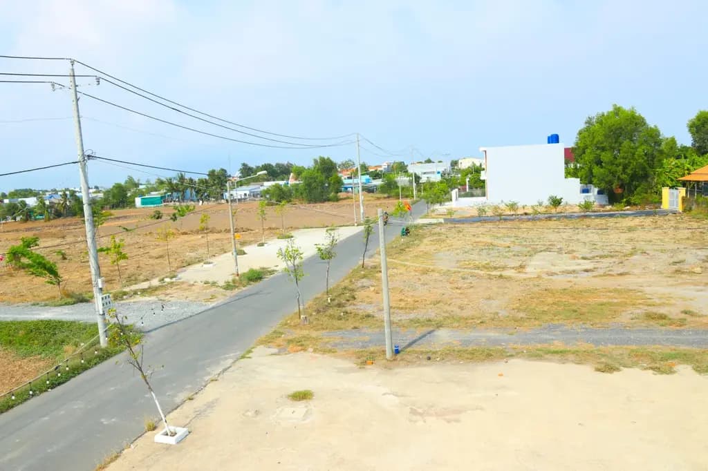 Main-Bán gấp lô đất chợ cần đước 5x20 100m2 giá 1,2 tỷ mt nhựa 6m, vay ngân hàng không cần trả trước-0