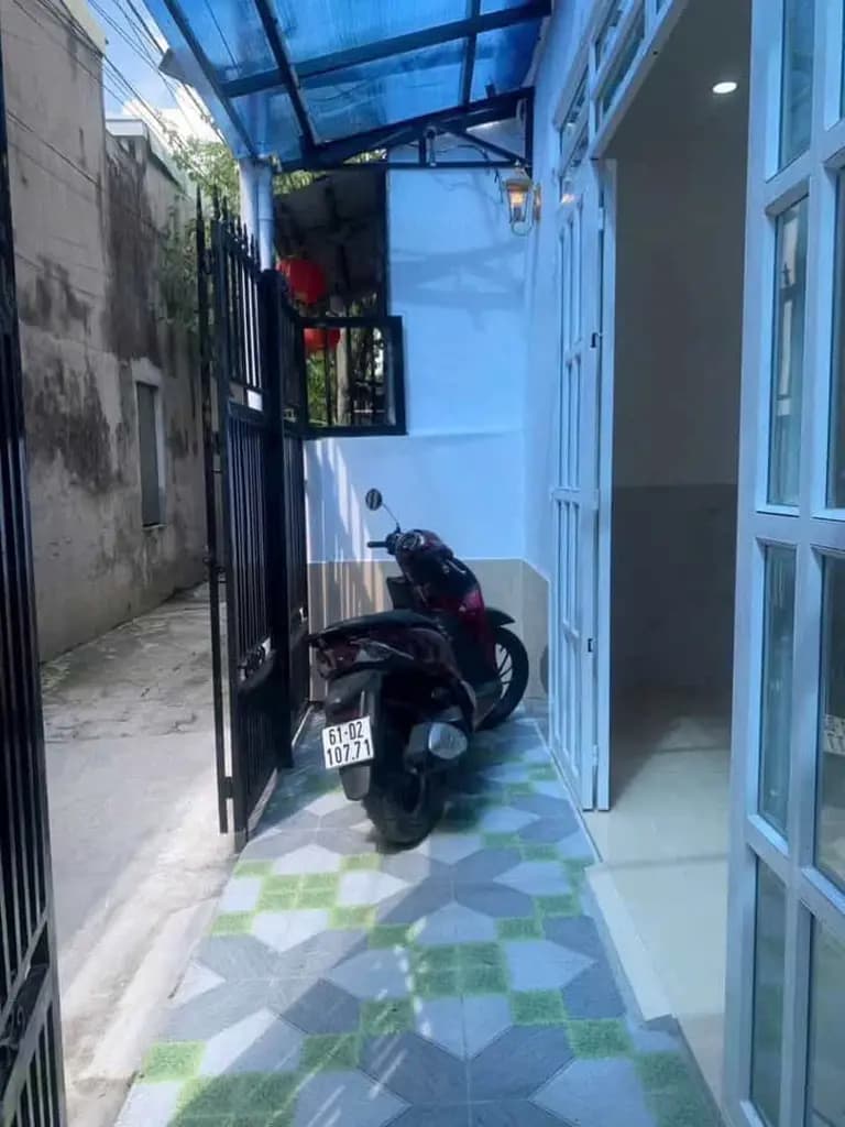 Main-Có 3 phòng ngủ, 2 tolet. Cách nhựa lớn chỉ có 30m. Nhà còn mới đẹp dọn vô ở ngay. Thuận tiện-2