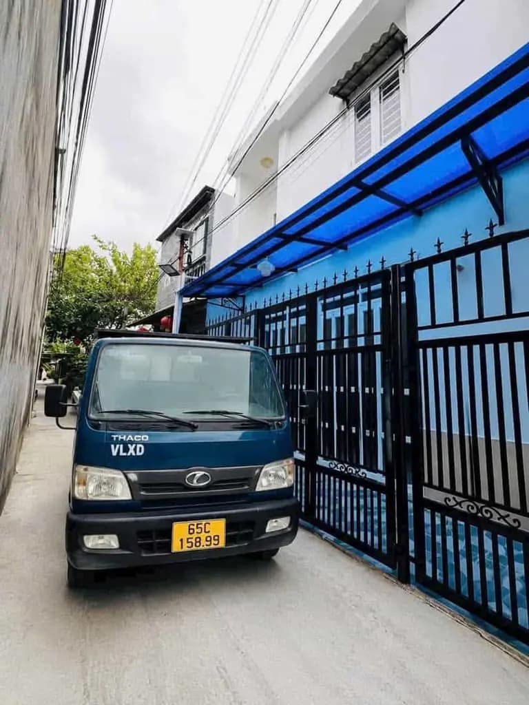 Main-Có 3 phòng ngủ, 2 tolet. Cách nhựa lớn chỉ có 30m. Nhà còn mới đẹp dọn vô ở ngay. Thuận tiện-1