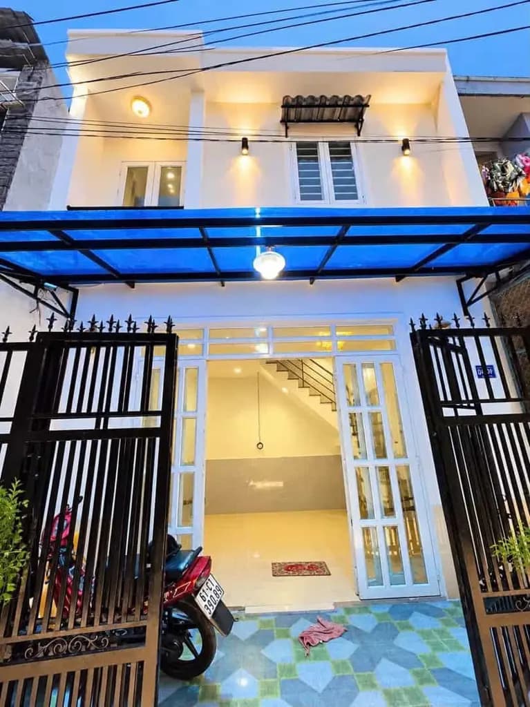 Main-Có 3 phòng ngủ, 2 tolet. Cách nhựa lớn chỉ có 30m. Nhà còn mới đẹp dọn vô ở ngay. Thuận tiện-0