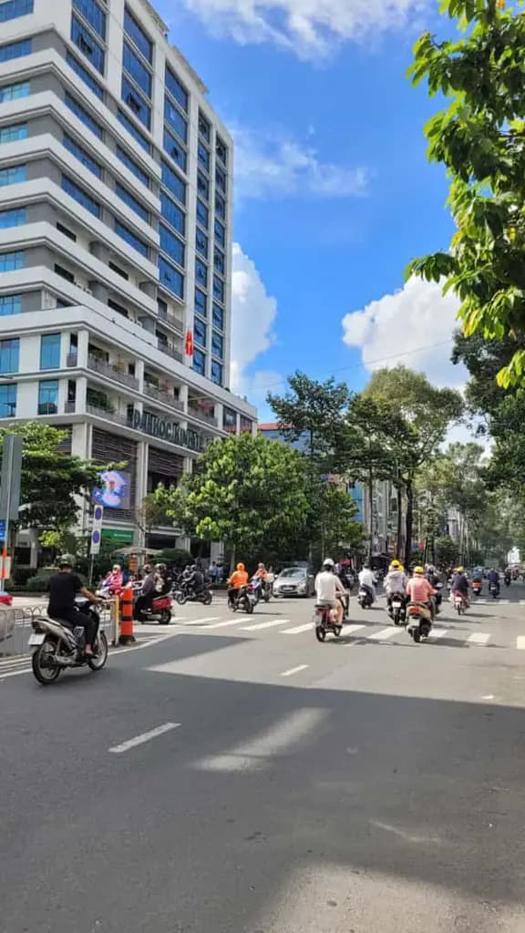 MT Ngay VX Nguyễn Tri Phương - 9x20m(CN:195m2)CT: Hầm + 8T - Gía: 60 tỷ